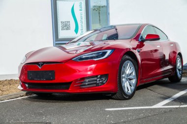Nurnberg / Almanya - 4 Mart 2018: bir Tesla araba Tesla, Inc Tesla logodur elektrik otomotiv, enerji depolama ve güneş paneli üretim konusunda uzmanlaşmış bir Amerikan şirketi.