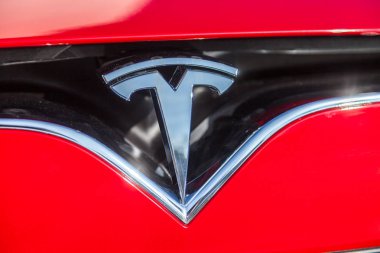 Nurnberg / Almanya - 4 Mart 2018: bir Tesla araba Tesla, Inc Tesla logodur elektrik otomotiv, enerji depolama ve güneş paneli üretim konusunda uzmanlaşmış bir Amerikan şirketi.