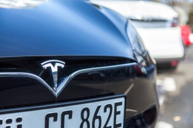 Nurnberg / Almanya - 4 Mart 2018: bir Tesla araba Tesla, Inc Tesla logodur elektrik otomotiv, enerji depolama ve güneş paneli üretim konusunda uzmanlaşmış bir Amerikan şirketi.