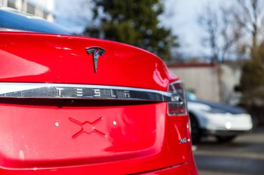 Nurnberg / Almanya - 4 Mart 2018: bir Tesla araba Tesla, Inc Tesla logodur elektrik otomotiv, enerji depolama ve güneş paneli üretim konusunda uzmanlaşmış bir Amerikan şirketi.