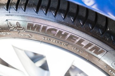 Nurnberg / Almanya - 4 Mart 2018: bir lastik Michelin logosu. Michelin Clermont-Ferrand Fransa'nın Auvergne bölgesinde merkezli bir Fransız lastik üreticisi olduğunu.
