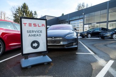 Nurnberg / Almanya - 4 Mart 2018: Tesla hizmet işaret yakınındaki bir araba satıcısı. Tesla, Inc elektrik otomotiv, enerji depolama ve güneş paneli üretim konusunda uzmanlaşmış bir Amerikan şirketidir.