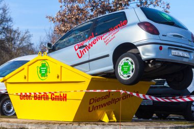 Nurnberg / Almanya - 4 Mart 2018: bir araba bir çöp konteyner içinde yatıyor. Almanca kelime dizel - Umweltpraemie dizel çevre bonus anlamına gelir.