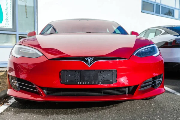 Nurnberg / Almanya - 4 Mart 2018: bir Tesla araba Tesla, Inc Tesla logodur elektrik otomotiv, enerji depolama ve güneş paneli üretim konusunda uzmanlaşmış bir Amerikan şirketi.