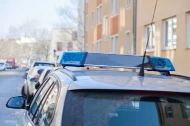 bir sokakta bir Alman polis arabası mavi ışık çubuğu