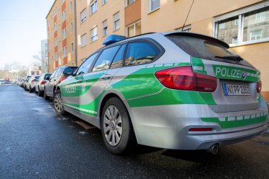 Nurnberg / Almanya - 4 Mart 2018: Alman Bavyera polis arabası duruyor bir yerleşim bölgesinde sokakta.