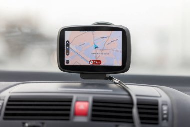 navigasyon sistemi bir araba camına asmak