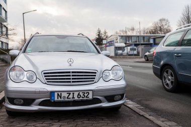 Nuernberg / Almanya - 4 Mart 2018: Mercedes Benz otomobil standları bir sokakta bir endüstriyel destrict yakınındaki bir park şerit üzerinde.