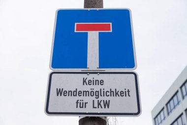Yol trafik işaretleri ile Alman Hayır. Keine Wendemoeglichkeit für grupları demektir, kamyon dönüş imkanı