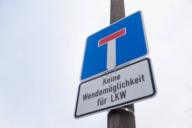 Yol trafik işaretleri ile Alman Hayır. Keine Wendemoeglichkeit für grupları demektir, kamyon dönüş imkanı