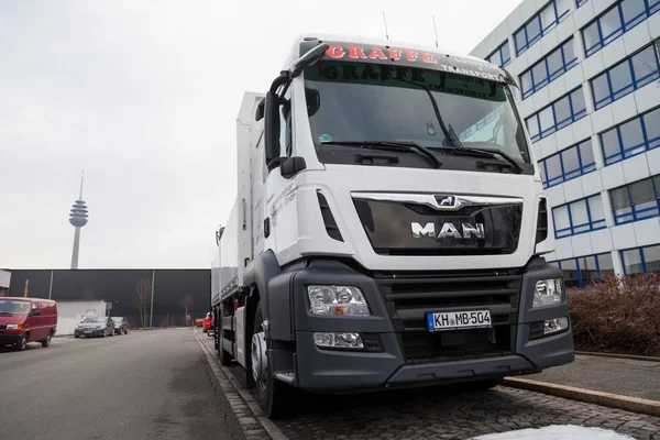 Nuernberg Alemanha Março 2018 Man Flatbed Truck Crane Stands Roadside — Fotografia de Stock