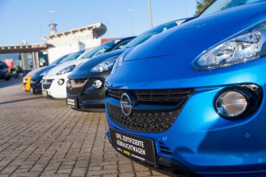 Nuernberg / Almanya - 4 Mart 2018: Opel logosu bir Opel araba satıcısından Almanya'da bir araba. Opel otomobil Gmbh Alman otomobil üreticisi olduğunu.