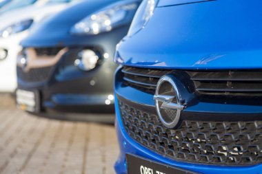 Nuernberg / Almanya - 4 Mart 2018: Opel logosu bir Opel araba satıcısından Almanya'da bir araba. Opel otomobil Gmbh Alman otomobil üreticisi olduğunu.