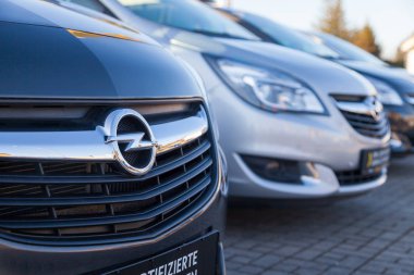 Nuernberg / Almanya - 4 Mart 2018: Opel logosu bir Opel araba satıcısından Almanya'da bir araba. Opel otomobil Gmbh Alman otomobil üreticisi olduğunu.