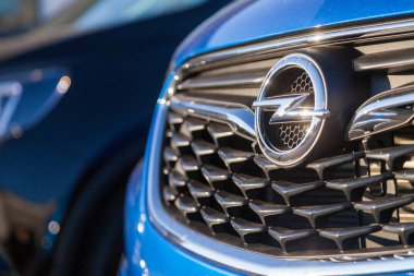 Nuernberg / Almanya - 4 Mart 2018: Opel logosu bir Opel araba satıcısından Almanya'da bir araba. Opel otomobil Gmbh Alman otomobil üreticisi olduğunu.