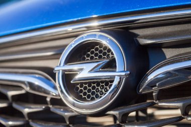 Nuernberg / Almanya - 4 Mart 2018: Opel logosu bir Opel araba satıcısından Almanya'da bir araba. Opel otomobil Gmbh Alman otomobil üreticisi olduğunu.