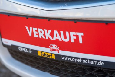 Nuernberg / Almanya - 4 Mart 2018: Almanca sözcük verkauft, bir araba etiketi Almanya'da bir Opel araba satıcısından satılan. Opel otomobil Gmbh Alman otomobil üreticisi olduğunu.