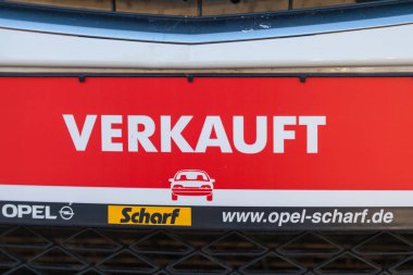 Nuernberg / Almanya - 4 Mart 2018: Almanca sözcük verkauft, bir araba etiketi Almanya'da bir Opel araba satıcısından satılan. Opel otomobil Gmbh Alman otomobil üreticisi olduğunu.