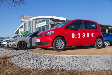 Nuernberg / Almanya - 4 Mart 2018: Skoda logosu Skoda araba Almanya'da bir araba satıcısından. Skoda Laurin ve Klement 1895 yılında kurulan bir çek otomobil üreticisidir.
