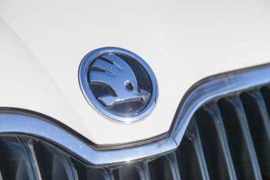 Nuernberg / Almanya - 4 Mart 2018: Skoda logosu Skoda araba Almanya'da bir araba satıcısından. Skoda Laurin ve Klement 1895 yılında kurulan bir çek otomobil üreticisidir.