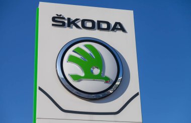 Nuernberg / Almanya - 4 Mart 2018: Skoda logosu Almanya'da bir araba satıcısı. Skoda Laurin ve Klement 1895 yılında kurulan bir çek otomobil üreticisidir.