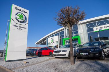 Nuernberg / Almanya - 4 Mart 2018: Skoda logosu Almanya'da bir araba satıcısı. Skoda Laurin ve Klement 1895 yılında kurulan bir çek otomobil üreticisidir.