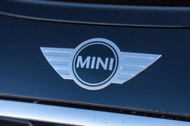Nuernberg / Almanya - 4 Mart 2018: Mini logo bir araba satıcısından Almanya'da bir Mini araba.
