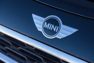 Nuernberg / Almanya - 4 Mart 2018: Mini logo bir araba satıcısından Almanya'da bir Mini araba.