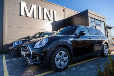 Nuernberg / Almanya - 4 Mart 2018: Mini logo bir araba satıcısından Almanya'da bir Mini araba.