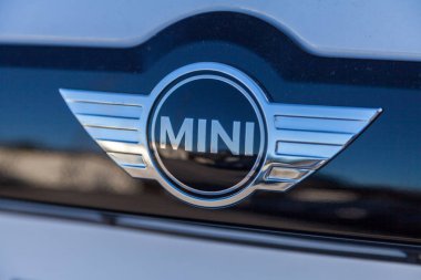 Nuernberg / Almanya - 4 Mart 2018: Mini logo bir araba satıcısından Almanya'da bir Mini araba.