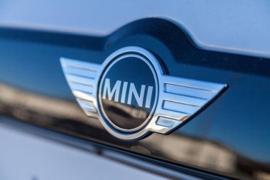 Nuernberg / Almanya - 4 Mart 2018: Mini logo bir araba satıcısından Almanya'da bir Mini araba.
