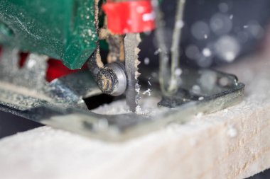 yeşil bir Yapboz parlak bir tahta testereleri