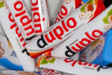 Nurnberg / Almanya - 3 Mart 2018: Duplo barlar bir kase içinde yatıyor. 1946 yılında kurulan Ferrero tarafından üretilen Duplo.