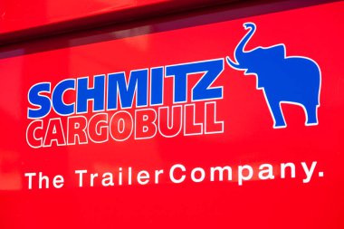 Nuerberg / Almanya - 4 Mart 2018: bir adam Damper kamyon logosuna Schmitz Cargobull. Schmitz Cargobull Ag bir Alman yarım traylerler, römork ve kamyon organları üreticisidir.