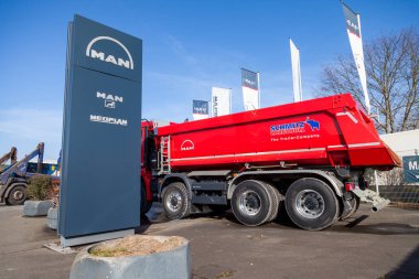 Nuernberg / Almanya - 4 Mart 2018: Man Tgs 35.460 8 x 8 Damper standları bir platformda yakınındaki Nuernberg adam fabrikada.