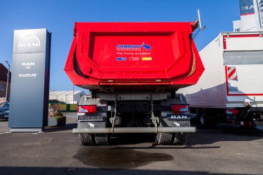 Nuernberg / Almanya - 4 Mart 2018: Man Tgs 35.460 8 x 8 Damper standları bir platformda yakınındaki Nuernberg adam fabrikada.