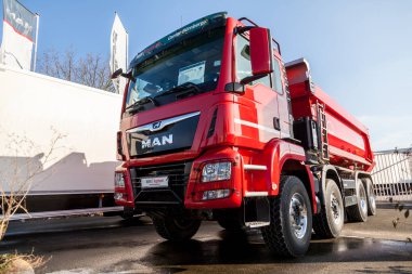 Nuernberg / Almanya - 4 Mart 2018: Man Tgs 35.460 8 x 8 Damper standları bir platformda yakınındaki Nuernberg adam fabrikada.