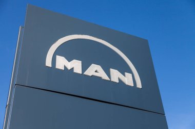Nuernberg / Almanya - 4 Mart 2018: adam logo Nuernberg fabrikada yakınındaki bir gemide.