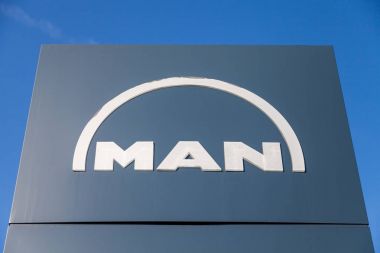 Nuernberg / Almanya - 4 Mart 2018: adam logo Nuernberg fabrikada yakınındaki bir gemide.