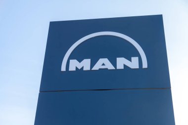 Nuernberg / Almanya - 4 Mart 2018: adam logo Nuernberg fabrikada yakınındaki bir gemide.