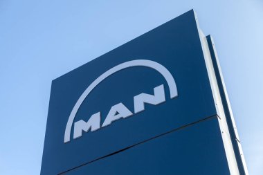 Nuernberg / Almanya - 4 Mart 2018: adam logo Nuernberg fabrikada yakınındaki bir gemide.