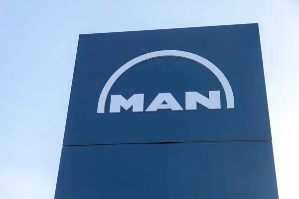 Nuernberg Alemania Marzo 2018 Logotipo Man Una Tabla Cerca Fábrica — Foto de Stock