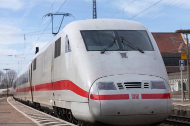 Nurnberg / Almanya - 11 Mart 2018: buz 2, Almanya'da Deutsche Bahn geçer tren istasyonu Nurnberg şehirlerarası-Express tren.