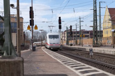 Nurnberg / Almanya - 11 Mart 2018: buz 2, Almanya'da Deutsche Bahn geçer tren istasyonu Nurnberg şehirlerarası-Express tren.