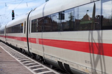 Nurnberg / Almanya - 11 Mart 2018: buz 2, Almanya'da Deutsche Bahn geçer tren istasyonu Nurnberg şehirlerarası-Express tren.