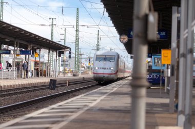 Nurnberg / Almanya - 11 Mart 2018: buz 2, Almanya'da Deutsche Bahn geçer tren istasyonu Nurnberg şehirlerarası-Express tren.