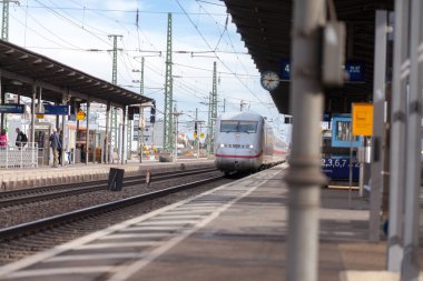 Nurnberg / Almanya - 11 Mart 2018: buz 2, Almanya'da Deutsche Bahn geçer tren istasyonu Nurnberg şehirlerarası-Express tren.