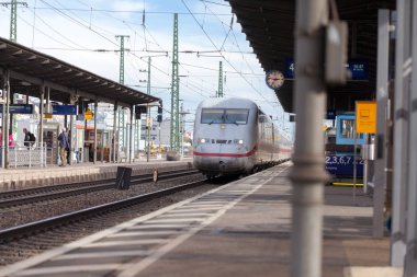 Nurnberg / Almanya - 11 Mart 2018: buz 2, Almanya'da Deutsche Bahn geçer tren istasyonu Nurnberg şehirlerarası-Express tren.