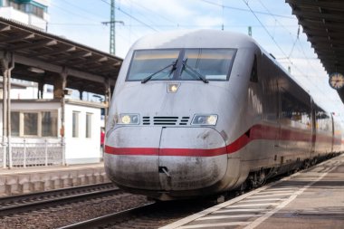 Nurnberg / Almanya - 11 Mart 2018: buz 2, Almanya'da Deutsche Bahn geçer tren istasyonu Nurnberg şehirlerarası-Express tren.