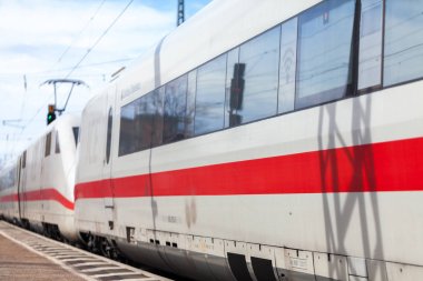 Nurnberg / Almanya - 11 Mart 2018: buz 2, Almanya'da Deutsche Bahn geçer tren istasyonu Nurnberg şehirlerarası-Express tren.